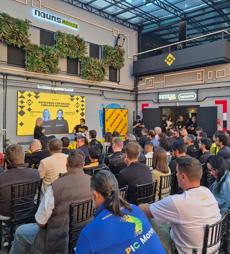 Plateia assistindo a um bate-papo no pátio da Login