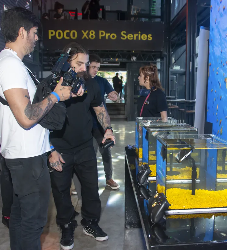 Ativação de marca com videomaker registrando o evento