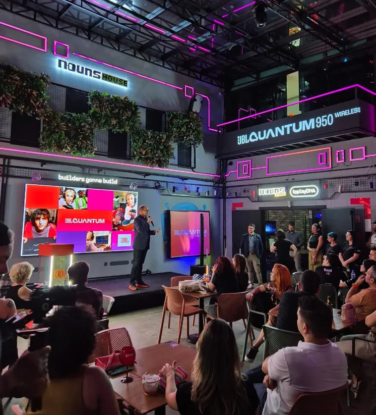 Apresentação no palco com iluminação neon